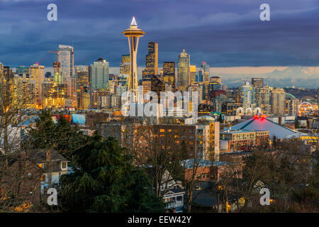 Die Skyline der Innenstadt mit Space Needle in der Abenddämmerung, Seattle, Washington, USA Stockfoto
