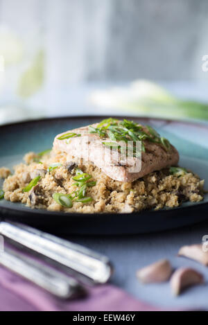 Lachs mit Blumenkohl Reis mit Miso Ingwer-sauce Stockfoto