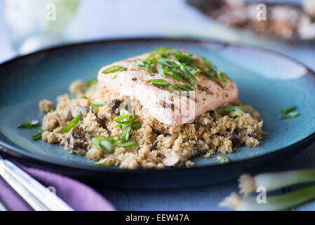 Lachs mit Blumenkohl Reis mit Miso Ingwer-sauce Stockfoto