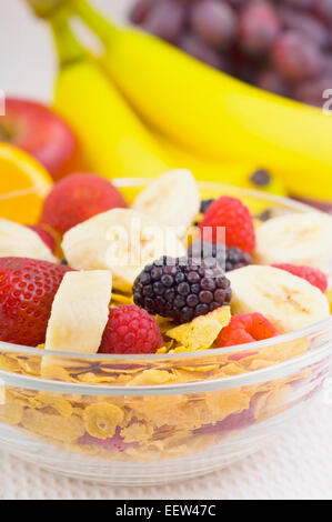 Schüssel mit Cornflakes mit Obst garniert Stockfoto