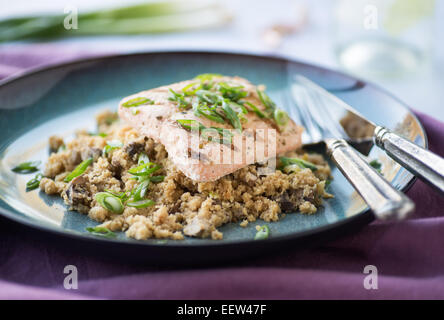 Lachs mit Blumenkohl Reis mit Miso Ingwer-sauce Stockfoto