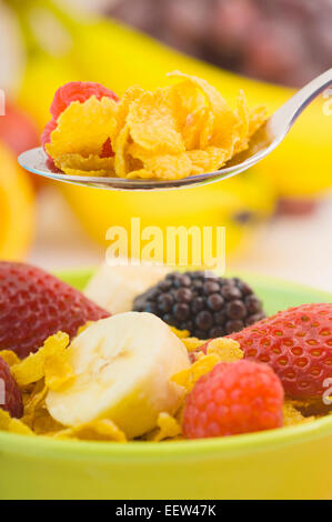 Schüssel mit Cornflakes mit Obst garniert Stockfoto