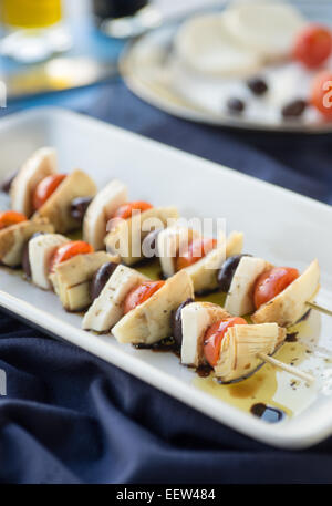 Vegetarische Antipasti Kebobs beträufelt mit Olivenöl und Balsamico-Essig Stockfoto