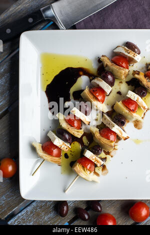 Vegetarische Antipasti Kebobs beträufelt mit Olivenöl und Balsamico-Essig Stockfoto