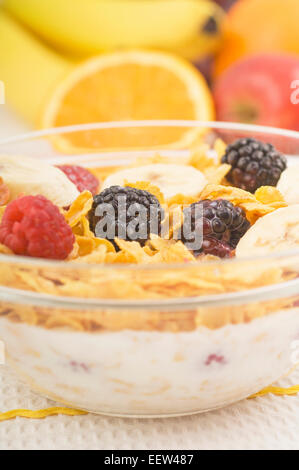 Schüssel mit Cornflakes mit Obst garniert Stockfoto