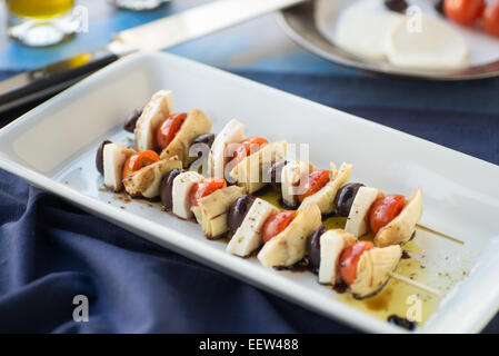 Vegetarische Antipasti Kebobs beträufelt mit Olivenöl und Balsamico-Essig Stockfoto