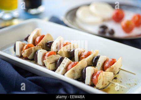 Vegetarische Antipasti Kebobs beträufelt mit Olivenöl und Balsamico-Essig Stockfoto