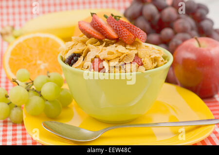 Schüssel mit Cornflakes mit Obst garniert Stockfoto