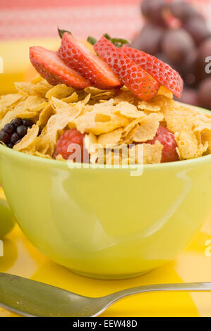 Schüssel mit Cornflakes mit Obst garniert Stockfoto