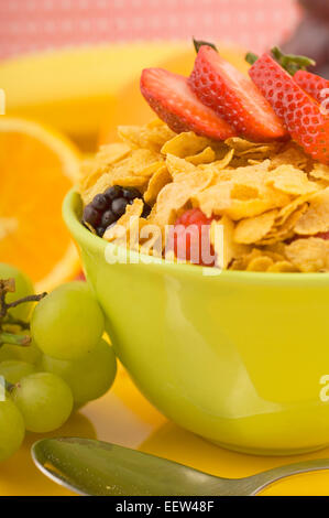 Schüssel mit Cornflakes mit Obst garniert Stockfoto