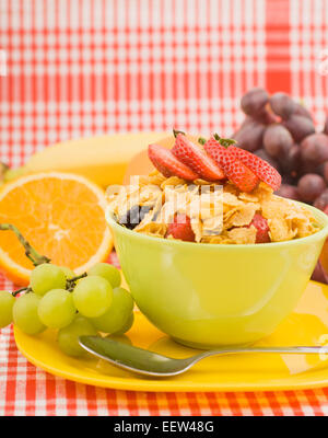 Schüssel mit Cornflakes mit Obst garniert Stockfoto