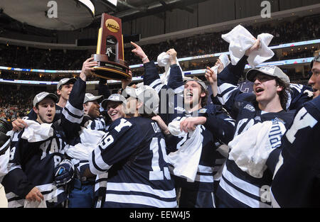 Pittsburg, PA USA - feiert Yale ihren Sieg über Quinnipiac für die 2013 NCAA Hockey-Meisterschaft. Stockfoto