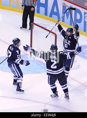 Pittsburg, PA USA - feiert Yale ihren Sieg über Quinnipiac für die 2013 NCAA Hockey-Meisterschaft. Stockfoto