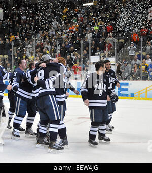 Pittsburg, PA USA - feiert Yale ihren Sieg über Quinnipiac für die 2013 NCAA Hockey-Meisterschaft. Stockfoto