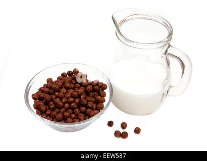 Schüssel mit Schokolade Getreide und Brico Milch auf weißem Hintergrund Stockfoto