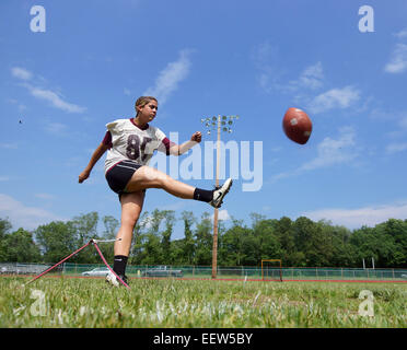 Sabrina Fronte, ein Neuling an der North Haven High School Praktiken Fieldgoals als Team bereitet für ihre jährlichen Frühjahrs-Fußballspiel. Fronte, ein ehemaliger Fußballspieler, versucht, den hohen North Haven Varsity Fußball Dienstplan (jungen-Team) als Kicker zu machen. Fronte und das Team war im trainieren Vanacore Stadion am Dienstag Nachmittag. Stockfoto