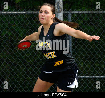 Amity, CT USA--wirft Amity Katherine Simon 98' während der Diskus bei SCC Osten Sektionaltore Track Meet.  [High-School-Sport] Stockfoto