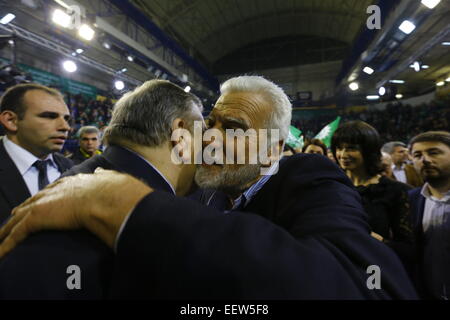 Athen, Griechenland. 21. Januar 2015. Evangelos Venizelos (links), der griechische stellvertretende Ministerpräsident und Minister für auswärtige Angelegenheiten und Präsident der PASOK, Umarmungen Mitglied des Publikums. PASOK (Panhellenische sozialistische Bewegung) der Juniorpartner in die aktuelle griechische Regierung hielt ihre endgültige Wahlveranstaltung in Athen. Hauptredner waren der Präsident der PASOK Evangelos Venizelos und Sergei Stanishev, Präsident von PES. Bildnachweis: Michael Debets/Alamy Live-Nachrichten Stockfoto