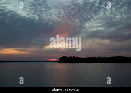 Lake Murray, Columbia, South Carolina, USA. 20. Januar 2015. Sonnenuntergang am See Murray, Columbia South Carolina 20. Januar 2015 Credit: Brian Jordan/Alamy Live News Stockfoto