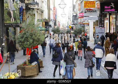 Athen, Griechenland. 21. Januar 2015. Shopper durchgehen, Ermou Street im Zentrum von Athen. Es gehört zu den 5 teuersten Einkaufsstraßen in Europa. Die griechischen statistischen Behörde (ELSTAT) hat die nichtfinanziellen Konten für das 3. Quartal 2014 (Juli-September) veröffentlicht. Die Einnahmen aus Einkommens- und Vermögenssteuer sank im Vergleich zum gleichen Quartal 2013, während die Einnahmen aus Produktions- und Importabgaben fallen gelassen. Bildnachweis: Michael Debets/Alamy Live-Nachrichten Stockfoto