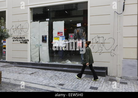 Athen, Griechenland. 21. Januar 2015. Eine freie Shop in Ermou Street im Zentrum von Athen. Es gehört zu den 5 teuersten Einkaufsstraßen in Europa. Die griechischen statistischen Behörde (ELSTAT) hat die nichtfinanziellen Konten für das 3. Quartal 2014 (Juli-September) veröffentlicht. Die Einnahmen aus Einkommens- und Vermögenssteuer sank im Vergleich zum gleichen Quartal 2013, während die Einnahmen aus Produktions- und Importabgaben fallen gelassen. Bildnachweis: Michael Debets/Alamy Live-Nachrichten Stockfoto