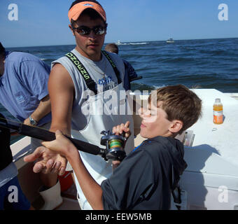 Bluefishing auf ein Charterboot in Clinton, CT, USA Stockfoto