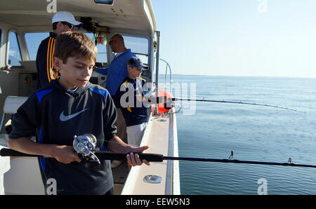 Bluefishing auf ein Charterboot in Clinton, CT, USA Stockfoto