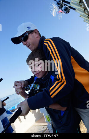 Bluefishing auf ein Charterboot in Clinton, CT, USA Stockfoto