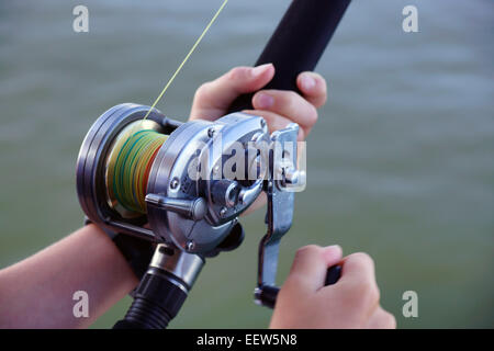 Bluefishing auf ein Charterboot in Clinton, CT, USA Stockfoto