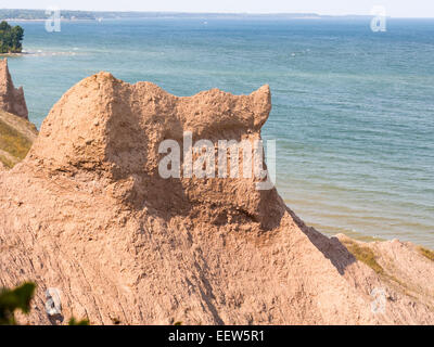 Clay Bluffs erodieren entlang der Ufer des Lake Ontariosees. Rosa Schornsteine von Spitzen Ton gebildet durch Erosion der Küste Stockfoto