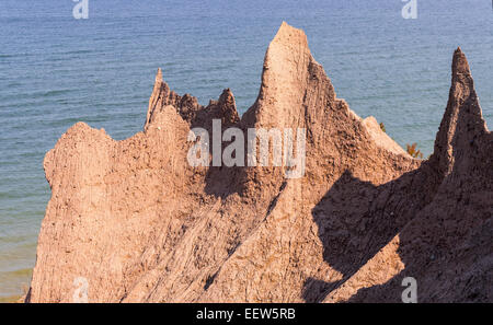 Clay Bluffs erodieren entlang der Ufer des Lake Ontariosees. Rosa Schornsteine von Spitzen Ton gebildet durch Erosion der Küste Stockfoto