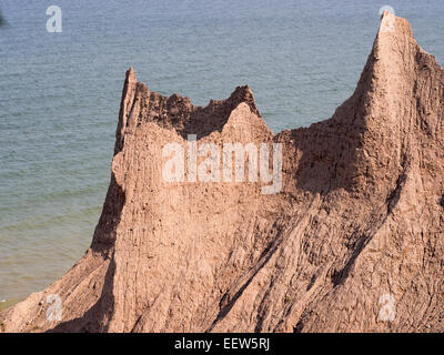 Clay Bluffs erodieren entlang der Ufer des Lake Ontariosees. Rosa Schornsteine von Spitzen Ton gebildet durch Erosion der Küste Stockfoto