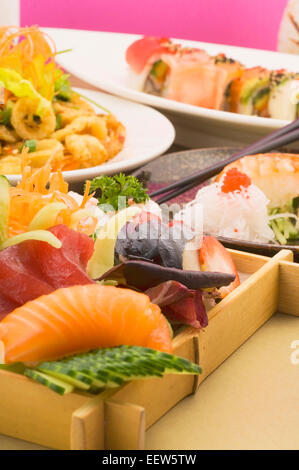 Auswahl an Sushi-Platten Stockfoto