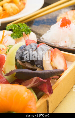 Auswahl an Sushi-Platten Stockfoto