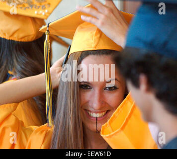 East Haven, CT USA East Haven High School Absolventen machen Sie sich bereit für die Aufnahme Zeremonien in der Schule. Stockfoto