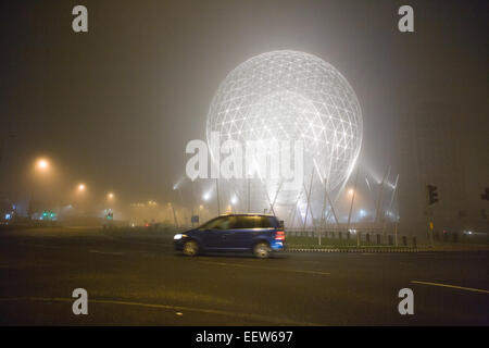 Belfast, UK. 21. Januar 2015. UK-Wetter: Aufgang Skulptur von Wolfgang Buttress um Broadway Ropundabout, Belfast UK.  21. Januar 2015 Dichter Nebel senkt sich über Belfast Reduducing Sichtbarkeit bis 100 Meter an Orten Credit: Bonzo/Alamy Live News Stockfoto