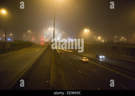 Belfast, UK. 21. Januar 2015. UK-Wetter: Skulptur um Wolfgang Buttress in der Ferne über Autobahn Westlink steigen. Dichter Nebel stieg auf Belfast Sichtbarkeit bis 100 Meter reduzieren Orte Credit: Bonzo/Alamy Live News Stockfoto