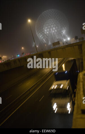 Belfast, UK. 21. Januar 2015. UK-Wetter: Skulptur um Wolfgang Buttress in der Ferne über Autobahn Westlink steigen. Dichter Nebel stieg auf Belfast Sichtbarkeit bis 100 Meter reduzieren Orte Credit: Bonzo/Alamy Live News Stockfoto