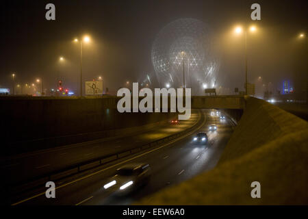 Belfast, UK. 21. Januar 2015. UK-Wetter: Skulptur um Wolfgang Buttress in der Ferne über Autobahn Westlink steigen. Dichter Nebel stieg auf Belfast Sichtbarkeit bis 100 Meter reduzieren Orte Credit: Bonzo/Alamy Live News Stockfoto