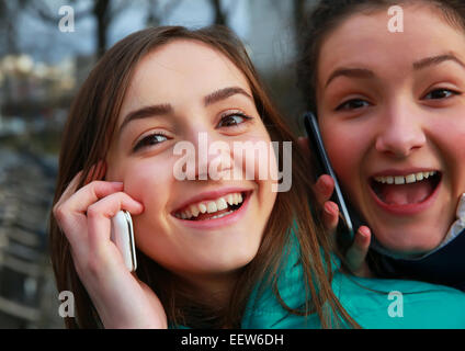 Mädchen mit einem Handy Spaß außerhalb. Stockfoto