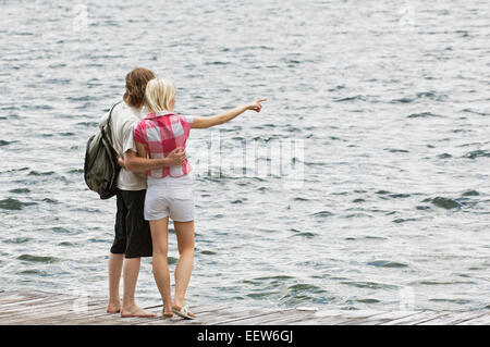 Ein paar beim betrachten Wasser umarmen Stockfoto
