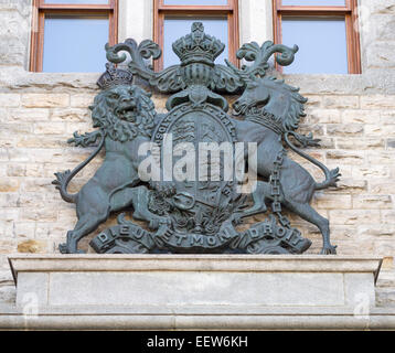 Britische königliche Wappen in Bronze. Der Eingang zu der Royal Canadian Mint montiert grüßt das Wappen alle Besucher Stockfoto