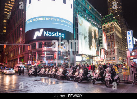Motorrad Polizei bereit für Action auf dem Times Square. Mit laufenden Triebwerken und Lichter auf eine große Schar von NYC Polizei bereit, arbeiten, arbeiten Stockfoto