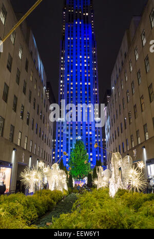 Rockefeller Center Christmas Angel Display Trompeten. Entlang dem Weg in die Eishalle dekoriert ein Boulevard mit Licht Stockfoto