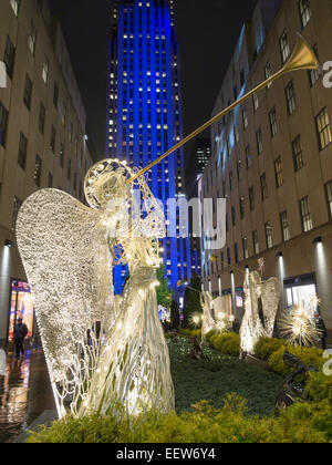 Rockefeller Center Weihnachten Engel Trompeter Anzeige. Auf dem Weg zu dem Eis ist Eisbahn ein Boulevard dekoriert mit Licht Stockfoto