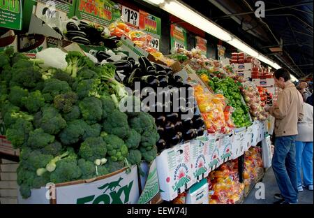 New York City: Menschen beim Einkaufen für frisch produzieren bei den beliebten Fairway-Super-Markt am Broadway 74th Street Stockfoto