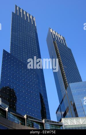 New York City: Die steigenden Erstbezug Glastürmen der gehobenen Time Warner Center am Columbus Circle 10 Stockfoto