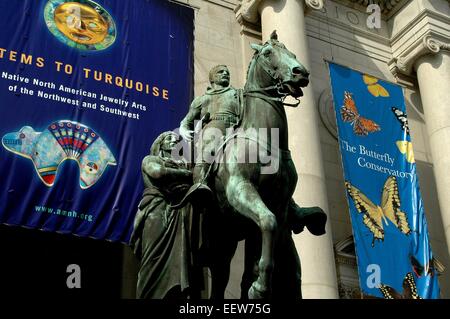 New York City: Equestrian Statue des Präsidenten Theodore Roosevelt steht vor American Museum of Natural History Stockfoto