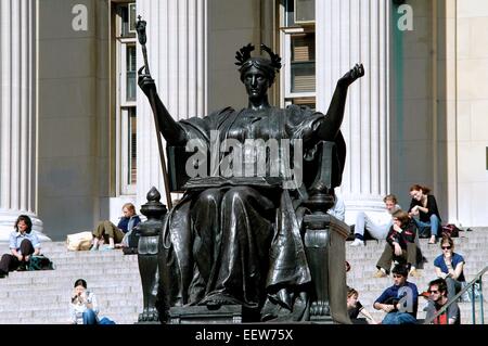 New York City: Die angesehenen Alma Mater-Statue auf der Treppe vor der Bibliothek der Columbia Universität Stockfoto