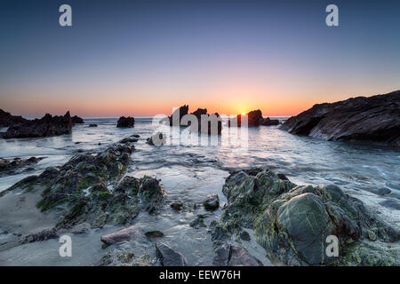 Sonnenuntergang über Sharrow Punkt im Whitsand Bay in Cornwall Stockfoto